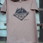 abenteuer-wald-t-shirt-in-schokobraun